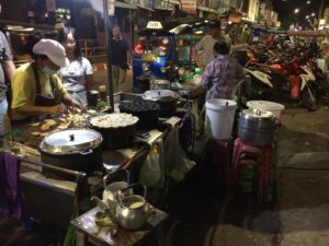 Tajski street food nocą